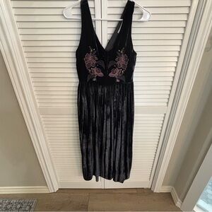 Gorgeous velvet embroidered dress. Dark gray. MIDI. Worn once.
